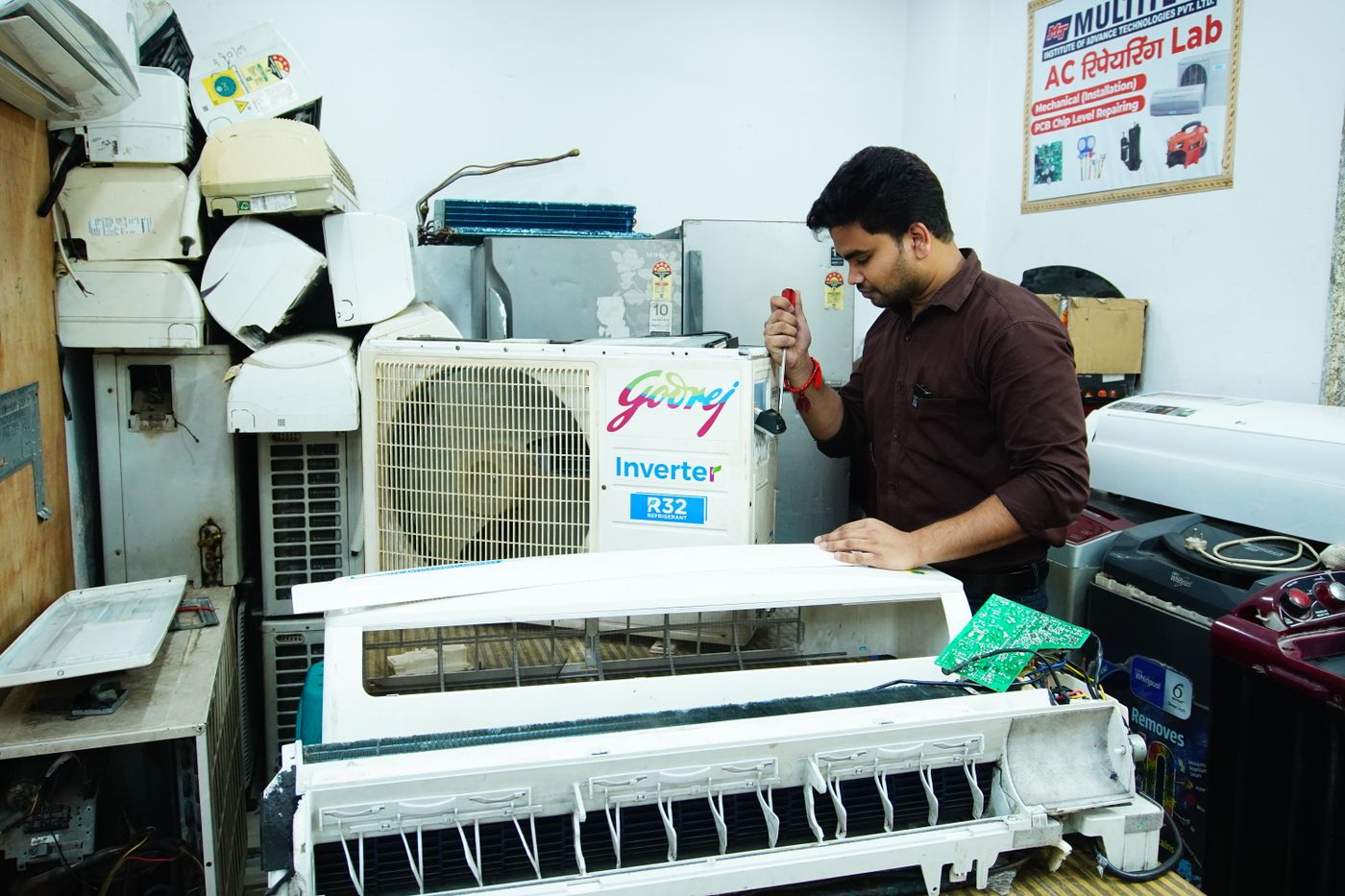 Мастер ремонтирует кондиционер